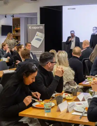 Suomen huippuvälittäjät kuuntelevat esitystä korjausvelan merkityksestä asuntokaupassa