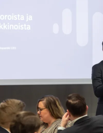 Toimitusjohtaja Jussi Pajala, Nordea Kiinnitysluottopankki, kertoo ajatuksiaan koroista ja asuntomarkkinoista huippuvälittäjien aamiaistilaisuudessa